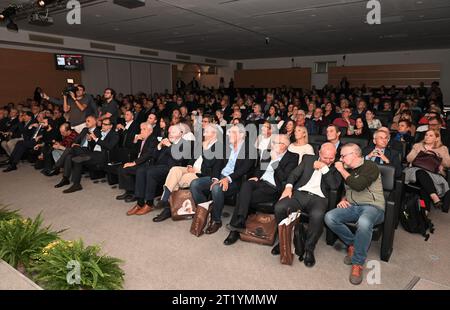 Mailand, . Oktober 2023. Mailand, Italien Mario Calabresi gewinnt 2023 den Chiara-Preis mit seinem Buch Una volta sola von Mondadori im Finale mit Edoardo Albinati und Emiliano Morreale im Foto: Publikum im Raum Credit: Independent Photo Agency/Alamy Live News Stockfoto