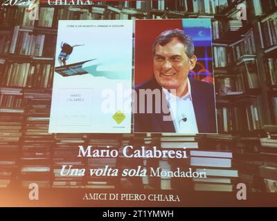 Mailand, . Oktober 2023. Mailand, Italien Mario Calabresi gewinnt den Chiara-Preis 2023 mit seinem Buch Una volta sola von Mondadori im Finale mit Edoardo Albinati und Emiliano Morreale auf dem Foto: Mario Calabresi Credit: Independent Photo Agency/Alamy Live News Stockfoto