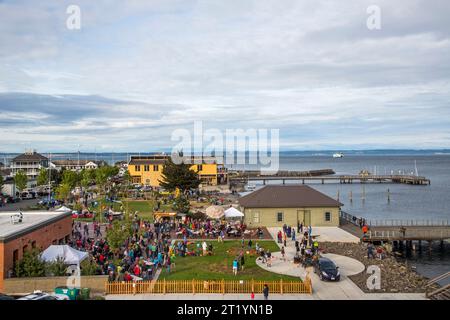 Eine Party in der Innenstadt von Port Townsend vor dem Start des Race to Alaska, einem 750 km langen, nicht motorisierten Bootsrennen von Port Townsend, WA nach Ketchikan, Alaska. Stockfoto