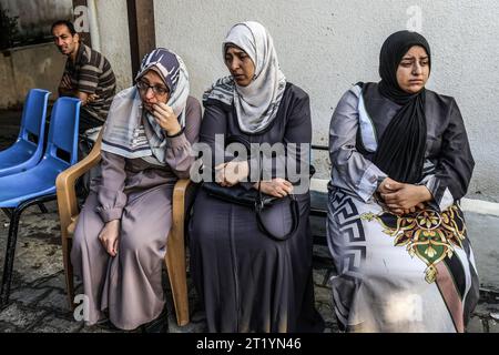 Rafah, Palästinensische Gebiete. Oktober 2023. Die Menschen versammeln sich im Innenhof einer Leichenhalle im Al-Najjar Hospital in Rafah nach einem israelischen Luftangriff, während die Kämpfe zwischen israelischen Truppen und islamistischen Hamas-Kämpfern fortgesetzt werden. Abed Rahim Khatib/dpa/Alamy Live News Stockfoto