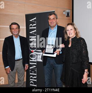 Mailand, Italien Mario Calabresi gewinnt den Chiara-Preis 2023 mit seinem Buch Una volta sola von Mondadori im Finale mit Edoardo Albinati und Emiliano Morreale auf dem Foto: Mario Calabresi ausgezeichnet von Attilio Fontana Präsident der Lombardei Region, Bambi Lazzati künstlerischer Leiter Chiara Preis Stockfoto