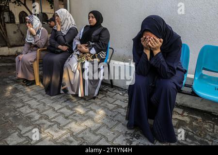 Rafah, Palästinensische Gebiete. Oktober 2023. Die Menschen versammeln sich im Innenhof einer Leichenhalle im Al-Najjar Hospital in Rafah nach einem israelischen Luftangriff, während die Kämpfe zwischen israelischen Truppen und islamistischen Hamas-Kämpfern fortgesetzt werden. Abed Rahim Khatib/dpa/Alamy Live News Stockfoto