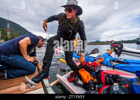 Mitglieder des Teams Soggy Beavers kommen nach Ketchikan, Alaska, nachdem sie 750 km von Port Townsend im Rennen nach Alaska gepaddelt haben. Stockfoto