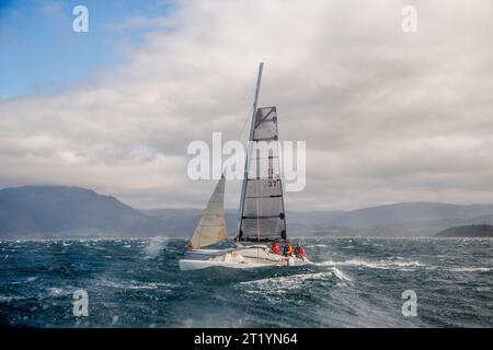 Team Elsie Piddick in der Johnstone Strait vor dem Kurs von Vancouver Island in der zweiten Etappe des Race to Alaska, einem nicht motorisierten Bootsrennen, das 750 Meilen von Port Townsend zurücklegt. Stockfoto