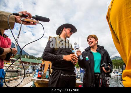 Mitglieder des Teams Soggy Beavers kommen nach Ketchikan, Alaska, nachdem sie 750 km von Port Townsend im Rennen nach Alaska gepaddelt haben. Stockfoto