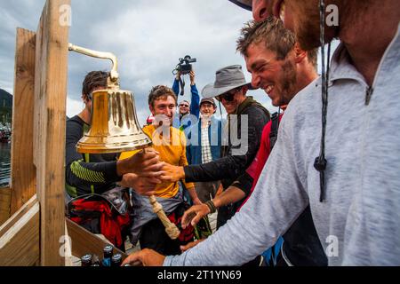 Mitglieder des Teams Soggy Beavers kommen nach Ketchikan, Alaska, nachdem sie 750 km von Port Townsend im Rennen nach Alaska gepaddelt haben. Stockfoto