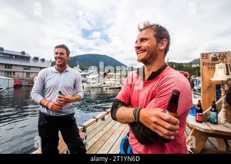 Mitglieder des Teams Soggy Beavers kommen nach Ketchikan, Alaska, nachdem sie 750 km von Port Townsend im Rennen nach Alaska gepaddelt haben. Stockfoto