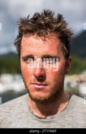 Mitglieder des Teams Soggy Beavers kommen nach Ketchikan, Alaska, nachdem sie 750 km von Port Townsend im Rennen nach Alaska gepaddelt haben. Stockfoto