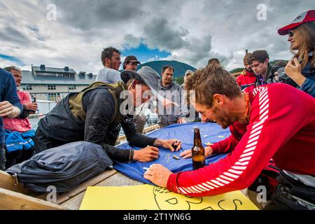 Mitglieder des Teams Soggy Beavers kommen nach Ketchikan, Alaska, nachdem sie 750 km von Port Townsend im Rennen nach Alaska gepaddelt haben. Stockfoto