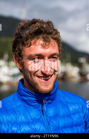 Mitglieder des Teams Soggy Beavers kommen nach Ketchikan, Alaska, nachdem sie 750 km von Port Townsend im Rennen nach Alaska gepaddelt haben. Stockfoto