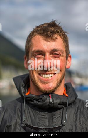 Mitglieder des Teams Soggy Beavers kommen nach Ketchikan, Alaska, nachdem sie 750 km von Port Townsend im Rennen nach Alaska gepaddelt haben. Stockfoto