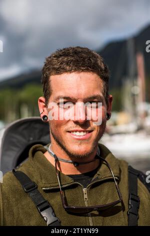 Mitglieder des Teams Soggy Beavers kommen nach Ketchikan, Alaska, nachdem sie 750 km von Port Townsend im Rennen nach Alaska gepaddelt haben. Stockfoto