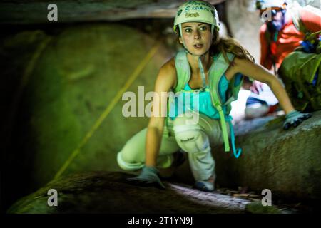 Eine junge Frau wandert durch den Dschungel von Puerto Rico auf einem Abenteuer an einem sonnigen Tag. Stockfoto