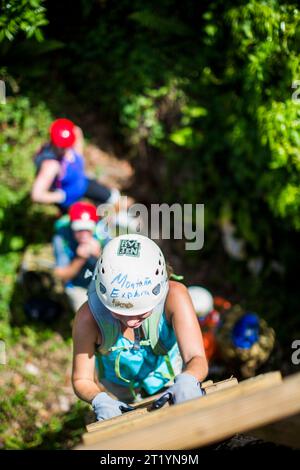 Eine junge Frau wandert durch den Dschungel von Puerto Rico auf einem Abenteuer an einem sonnigen Tag. Stockfoto