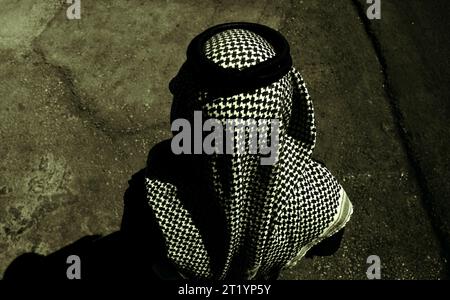 Porträt von Muslimen, die typisches Tuch in den Straßen von Al Karak, Jordanien, tragen. Stockfoto