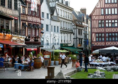 Restaurants und Fachwerkhäuser am Place du Vieux Marche in Rouen, Normandie, Frankreich. Stockfoto