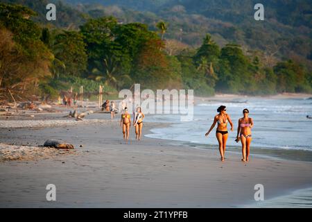 Frauen laufen am Strand Santa Teresa, Nicoya Halbinsel, Costa Rica. Stockfoto