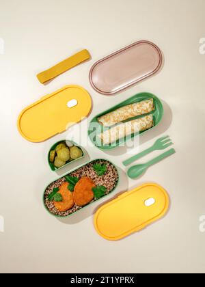 pater aus den Lunchboxen auf hellem Hintergrund Stockfoto