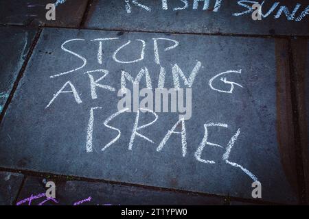 Die gemalten Demonstranten stoppen israel mit Kreide auf der Straße während des Protests gegen Palästina in London zu bewaffnen . Stockfoto