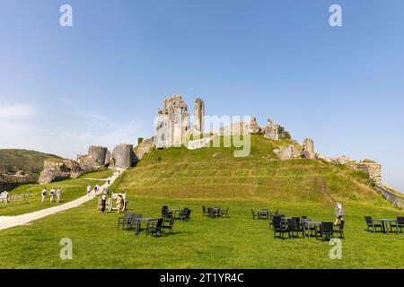 Corfe Castle Steinruinen auf der Isle of Purbeck in Dorset, eine Burg aus dem 11. Jahrhundert, die von Wilhelm dem Eroberer, England, im Herbst 2023 erbaut wurde Stockfoto