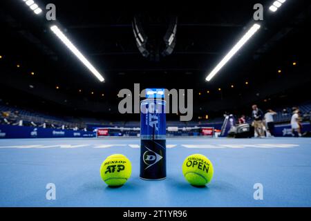 Antwerpen, Belgien. Oktober 2023. Die Abbildung zeigt die offiziellen Dunlop ATP-Spielbälle des European Open Tennis ATP Turniers in Antwerpen, Montag, den 16. Oktober 2023. BELGA FOTO JASPER JACOBS Credit: Belga News Agency/Alamy Live News Stockfoto