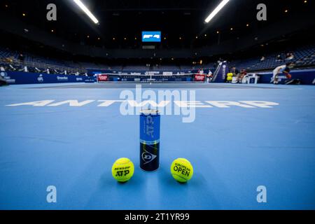 Antwerpen, Belgien. Oktober 2023. Die Abbildung zeigt die offiziellen Dunlop ATP-Spielbälle des European Open Tennis ATP Turniers in Antwerpen, Montag, den 16. Oktober 2023. BELGA FOTO JASPER JACOBS Credit: Belga News Agency/Alamy Live News Stockfoto