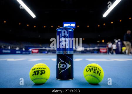 Antwerpen, Belgien. Oktober 2023. Die Abbildung zeigt die offiziellen Dunlop ATP-Spielbälle des European Open Tennis ATP Turniers in Antwerpen, Montag, den 16. Oktober 2023. BELGA FOTO JASPER JACOBS Credit: Belga News Agency/Alamy Live News Stockfoto