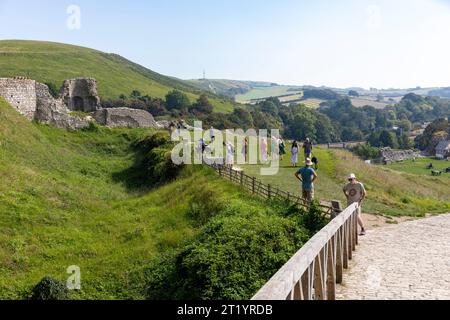 Corfe Castle aus der Vogelperspektive auf die Burgruinen und das Burggelände am sonnigen Herbsttag, Isle of Purbeck, Dorset, England, 2023 Stockfoto