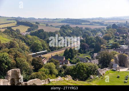 Corfe Castle aus der Vogelperspektive auf die Burgruinen und das Burggelände am sonnigen Herbsttag, Isle of Purbeck, Dorset, England, 2023 Stockfoto