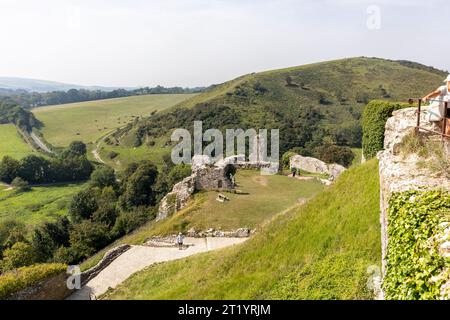 Corfe Castle aus der Vogelperspektive auf die Burgruinen und das Burggelände am sonnigen Herbsttag, Isle of Purbeck, Dorset, England, 2023 Stockfoto