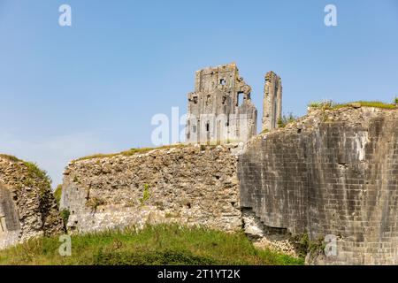 Corfe Castle Steinruinen auf der Isle of Purbeck in Dorset, eine Burg aus dem 11. Jahrhundert, die von Wilhelm dem Eroberer, England, im Herbst 2023 erbaut wurde Stockfoto