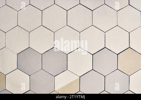 Abstraktes Muster, heller Keramikfliesenboden. Sechseckige Betonpflastersteine. Geometrisches Mosaikdesign für Bodendekoration mit Kopierraum. Hochwertige Fotos Stockfoto