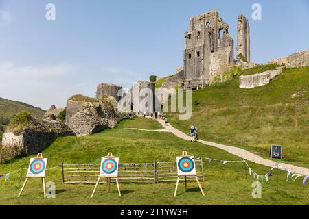 Burg Corfe Castle aus dem 11. Jahrhundert und seine Ruinen, Bogenschießen-Zieltafeln für Besucher, Dorset, England, Großbritannien, 2023 Stockfoto
