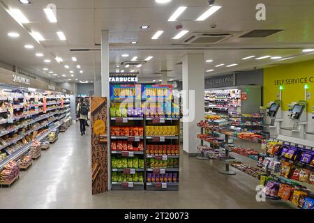 Shopping isle & zwei Selbstbedienungskassen im Inneren von Waitrose Willkommenspause an der South Mimms M25 Autobahnkreuzung 23 Hertfordshire England Großbritannien Stockfoto