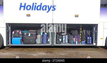 Crusader Holidays Bus Nahaufnahme Seitenansicht offenes Staufach Urlauber Koffer Gepäck ordentlich gestapelt vor der Abreise England Großbritannien Stockfoto
