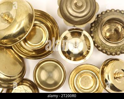Ein Set aus goldener Vintage-Box, -Becher und -Schüssel in luxuriösem Design aus Messing, isoliert auf einem weißen Hintergrund in der Nahaufnahme Stockfoto