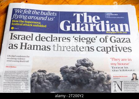 "Israel erklärt "Belagerung" von Gaza, während die Hamas Gefangene bedroht" Guardian Schlagzeilen-Titelseite israelischer palästinensischer Krieg 10 Oktober 2023 London Großbritannien Stockfoto