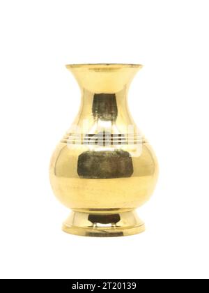 Eine einfache Vintage Vase, handgefertigt mit schlichtem Design aus goldenem Messing, isoliert auf weißem Hintergrund Stockfoto