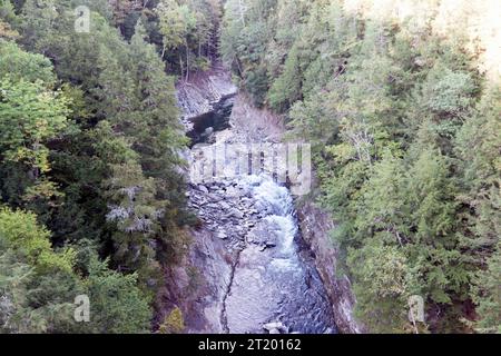 Teil der Quechee Gorge, Quechee State Park, mit Blick auf die U.S. Route 4 Brücke. Stockfoto