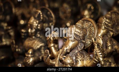 Ein antikes Idol des hinduistischen Gottes ganesha, das in einem Vintage-Souvenirladen mit handgefertigten Statuen und Gegenständen auf Stein gemeißelt wurde Stockfoto