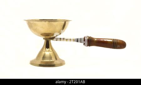 Vintage-goldene Messing-Diya-Öl-Lampe oder Vilakku mit Griff, der traditionell für pooja-Rituale in Tempeln von indien verwendet wird, isoliert auf einem weißen Hintergrund Stockfoto