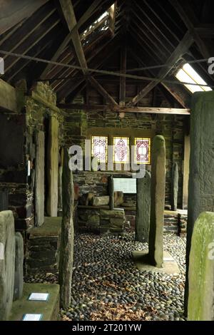 Antike mittelalterliche Manx-Kreuze im Kirk Maughold Kirchhof, Maughold, Isle of man. Stockfoto