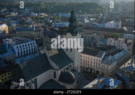 LEMBERG, UKRAINE - 14. OKTOBER 2023 - die Basilika der Himmelfahrt der Heiligen Jungfrau Maria, allgemein bekannt als die lateinische Kathedrale, ist im du abgebildet Stockfoto