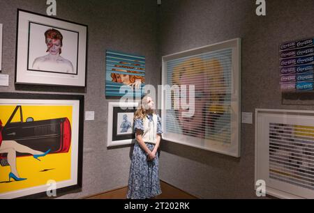 Bonhams, London, Großbritannien. Oktober 2023. Der Verkauf von Bonhams Pop X Culture endet am 18. Oktober und umfasst Werke von Deborah Azzopardi, Boyarde, Nick Smith und Brian Duffy. Quelle: Malcolm Park/Alamy Live News Stockfoto