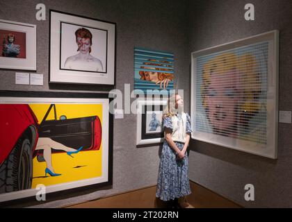 Bonhams, London, Großbritannien. Oktober 2023. Der Verkauf von Bonhams Pop X Culture endet am 18. Oktober und umfasst Werke von Deborah Azzopardi, Boyarde, Nick Smith und Brian Duffy. Quelle: Malcolm Park/Alamy Live News Stockfoto