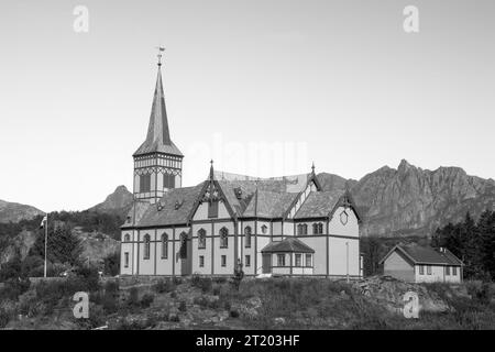 Schwarz-weiß-Bild der Kirche von Vagan, auch bekannt als Kathedrale von Lofoten, Vaganveien, Kabelvag, Lofoten Inseln, Norwegen Stockfoto