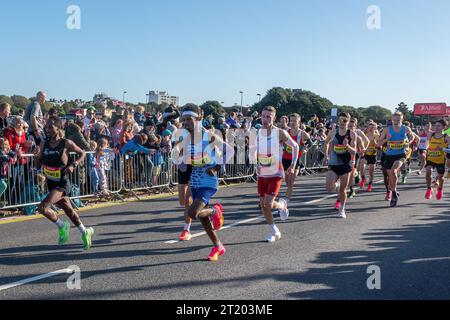 Great South Run, 15. Oktober 2023, Portsmouth, Hampshire, England, UK. Tausende von Teilnehmern liefen am 16-Mile-Great South Run in Southsea, Portsmouth. Neben den Elite-Läufern nahmen auch viele andere Teilnehmer Teil, die für Wohltätigkeitsorganisationen oder ihre Vereine gelaufen waren. Die Elitemänner kurz nach dem Start des Rennens, darunter die Siegerin Zakariya Mahamed in blauen Shorts und weißer Weste. Stockfoto