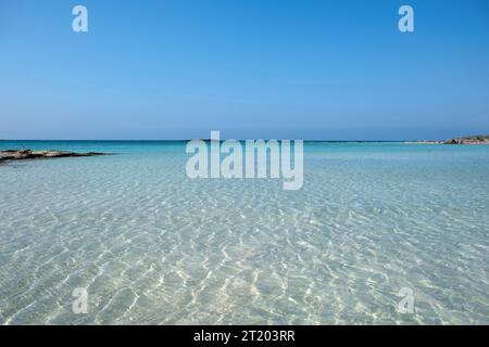 Strand Elafonisi, Insel Kreta Griechenland. Rosafarbener Sand, flaches, ruhiges Wasser, berühmtes Sommerziel. Stockfoto