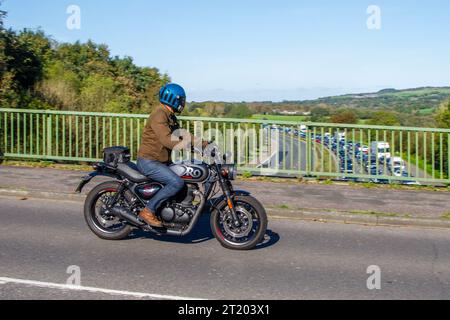 2023 Royal Enfield Hntr 350 E5 Single AC 4T EU5 Grey Motorcycle Sports Benziner 349 ccm; Überquerung der Autobahnbrücke im Großraum Manchester, Großbritannien Stockfoto