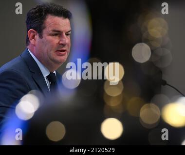 16. Oktober 2023, Hessen, Frankfurt/Main: Bundesarbeitsminister Hubertus Heil (SPD) spricht während einer Pressekonferenz zur Europameisterschaft 2024 im Frankfurter Stadion. Foto: Arne Dedert/dpa Stockfoto